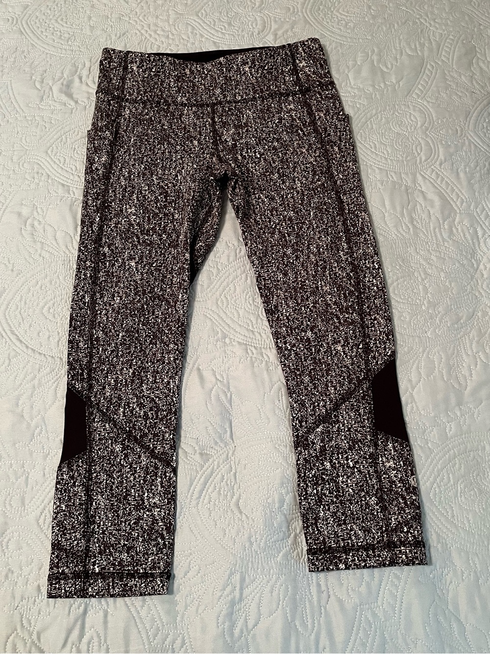 Lululemon Speckled Black & White Athletic Capri Leggings Size 6